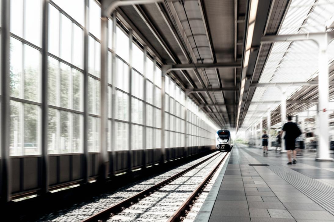 The Evolution of Travel Fashion Through the Decades